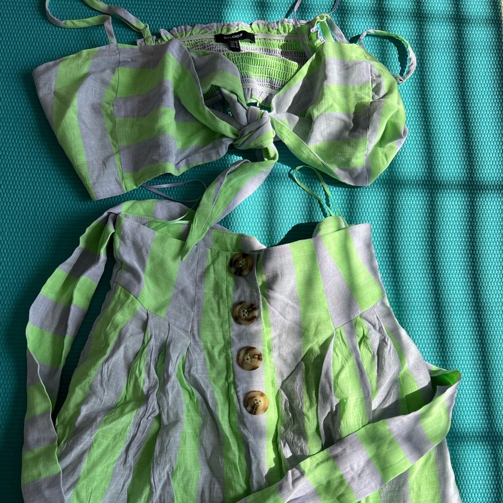 Lined short and top set. Green and purple.